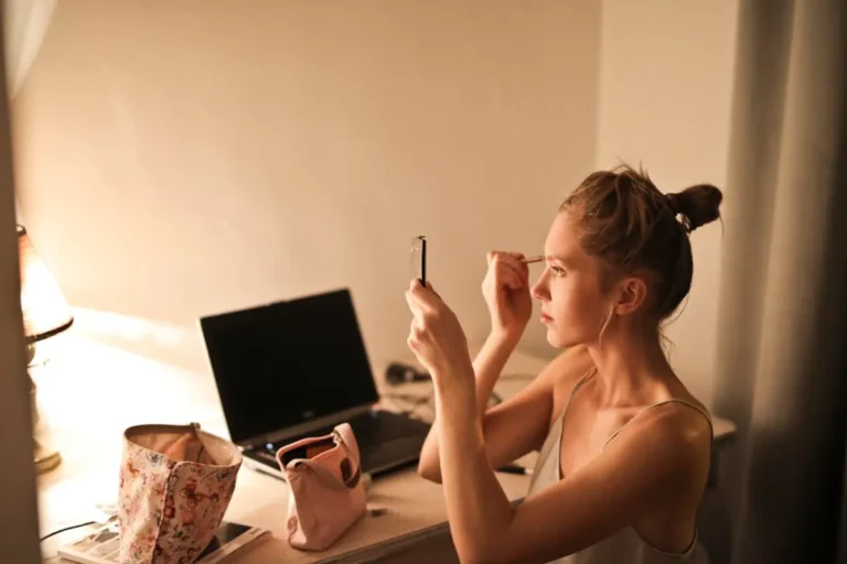 Makeup Bag Essentials for Travel